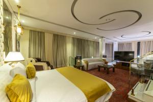 um quarto de hotel com uma cama e uma televisão em Best Western Premier Islamabad em Islamabad