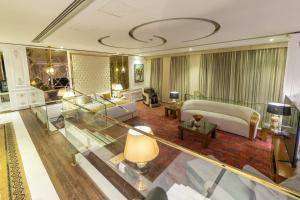 Best Western Premier Islamabad في اسلام اباد: غرفة معيشة كبيرة مع أريكة وطاولة