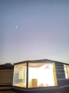 uma janela num edifício com o céu ao fundo em مخيم الجبال البرونزية em Wadi Rum