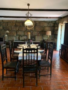 una sala da pranzo con tavolo e sedie di Quinta do Casarão by VinteOito - Casa de Campo com Piscina ad Amarante