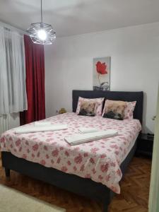 Un dormitorio con una cama con dos ordenadores. en Villa "Hipnotic", en Sarajevo