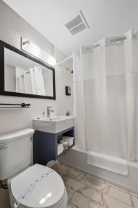 y baño con aseo, ducha y lavamanos. en Inn On Arsenal, en Watertown