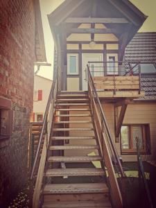 kilka schodów prowadzących do domu w obiekcie LA CACHETTE ( de Kirrwiller ) w mieście Kirrwiller