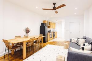 een keuken en een woonkamer met een tafel en een bank bij 2 Bedroom Apartment right on Trafalgar Square in Londen