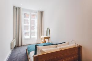 een slaapkamer met een bed en een raam bij 2 Bedroom Apartment right on Trafalgar Square in Londen