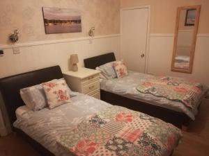 Katil atau katil-katil dalam bilik di Atherstone Guest House