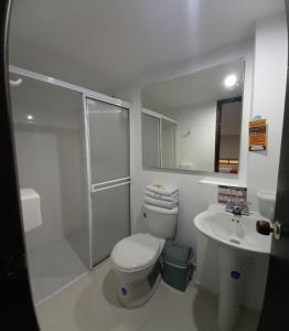 Baño blanco con aseo y lavamanos en Hotel San Lorenzo en Bucaramanga