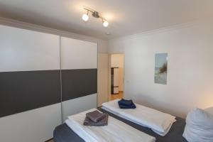 een slaapkamer met 2 bedden en een spiegel bij Deutsches Haus in Binz