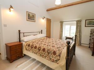 sypialnia z łóżkiem, komodą i oknem w obiekcie The Nook w mieście Stroud