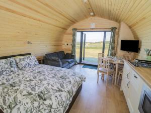 a bedroom with a bed and a kitchen with a table at Tamina in Worcester