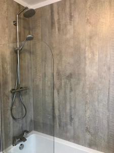 een douche met een glazen deur naast een wastafel bij White Gable in Scarborough