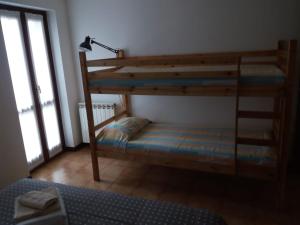 マローネにあるCasa vacanze Daliaのベッドルーム1室(二段ベッド2組付)