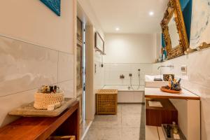 a bathroom with a sink and a bath tub at Deichkind CityLoft in Bremen