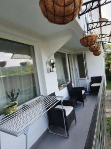 uma varanda com uma mesa e cadeiras numa casa em Apartament Luxury em Vişeu de Sus