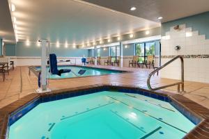 una piscina en una habitación de hotel con piscina en Holiday Inn Express Billings East, an IHG Hotel en Billings