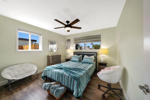 1 dormitorio con 1 cama y ventilador de techo en Waterfront Fll&beaches, Bbq, Kayaks, Canoe, en Dania Beach