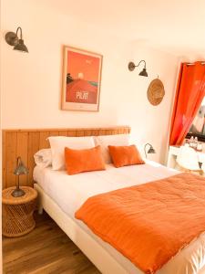 Cama ou camas em um quarto em La Cabane du Ferret