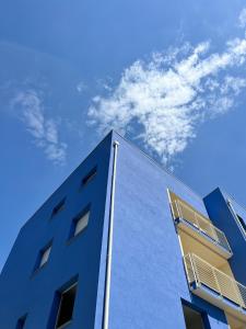 un edificio azul con el cielo al fondo en Subalterno 33, en La Spezia