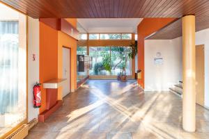 eine Bürolobby mit orangefarbenen Wänden und Holzdecken in der Unterkunft super studio in Peymeinade