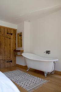 Vannas istaba naktsmītnē Luxury Chalet, stunning views with hot tub & sauna