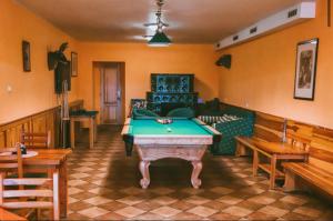 une chambre avec un billard et quelques bancs dans l'établissement Chata Kačerov, 