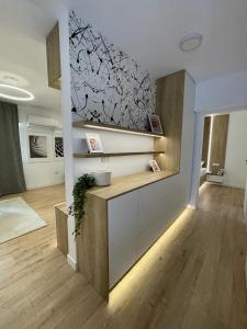 uma cozinha com um balcão num quarto em Palas Loft em Iaşi