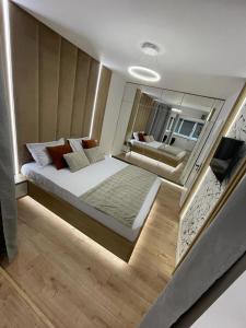 una camera con un grande letto e uno specchio di Palas Loft a Iaşi