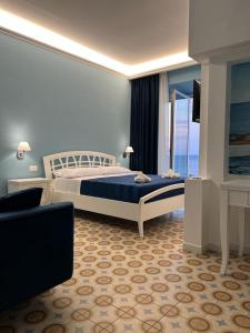 una camera con un grande letto e vista sull'oceano di Antica dimora del mare - Luxury suite a Diamante