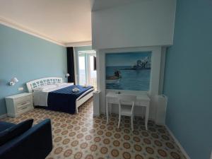 una camera con un letto e un dipinto di una piscina di Antica dimora del mare - Luxury suite a Diamante