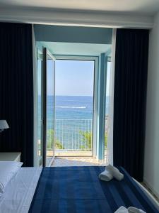 1 dormitorio con vistas al océano en Antica dimora del mare - Luxury suite, en Diamante