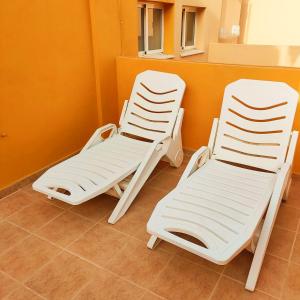 dos sillas blancas sentadas una al lado de la otra en una habitación en Mi refugio, en San Sebastián de la Gomera