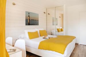 Cama ou camas em um quarto em La Cabane du Ferret