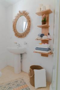 een badkamer met een wastafel en een spiegel aan de muur bij Le Majorelle de Carthage in Le Kram