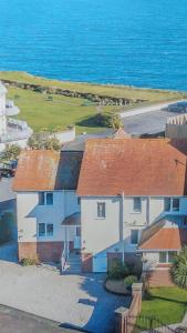 een luchtzicht op een huis naast de oceaan bij Cliff Court Apartments in Torquay