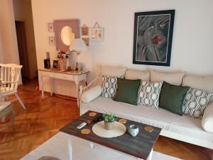 sala de estar con sofá y mesa en Gold Apartments, en Belgrado