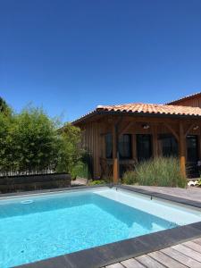 A piscina localizada em La Cabane du Ferret ou nos arredores