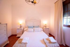 アリアテにあるCasa Jazmínのベッドルーム1室(白い大型ベッド1台、ナイトスタンド2台付)