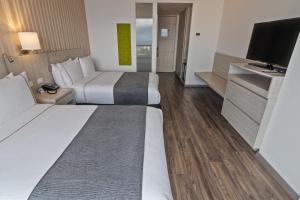 伊瓦格的住宿－Sonesta Hotel Ibagué，酒店客房设有两张床和一台平面电视。