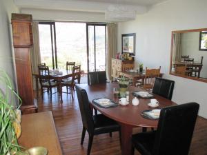 Ein Sitzbereich in der Unterkunft Radium Hall Guest House