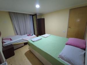 Ένα ή περισσότερα κρεβάτια σε δωμάτιο στο Valdi Guest Shekvetili