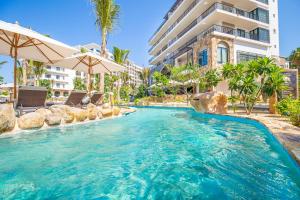 une piscine dans un hôtel avec un complexe dans l'établissement Villa La Valencia Beach Resort & Spa Los Cabos, à San José del Cabo
