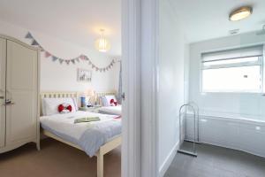 Pokój szpitalny z 2 łóżkami i oknem w obiekcie St Ives Bay View w mieście Carbis Bay