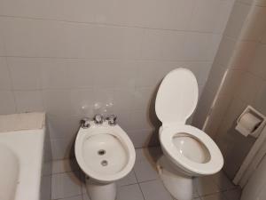een badkamer met een toilet en een bidet bij Feliz Estadia in Mendoza