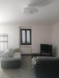 Il comprend un salon doté d'un canapé et d'une télévision à écran plat. dans l'établissement Sulle orme di Francesco appartamento verde, à Bastia Umbra