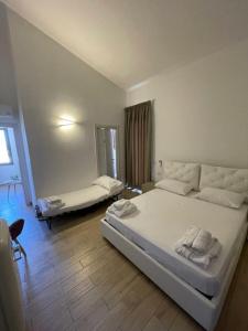 ガラトーネにあるB&b Gli Uliviのベッドルーム1室(白い大型ベッド1台付)