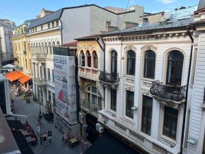 einen Blick über eine Stadtstraße mit Gebäuden in der Unterkunft Bohemian Apartment in Old Town in Bukarest