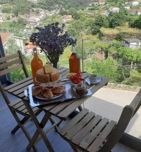 una mesa de picnic con un plato de comida. en CRASTO PAYVA DOURO NATURE, en Castelo de Paiva