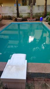 - une piscine avec un matelas à l'eau dans l'établissement Cosmos @ Greenspace, à Siolim