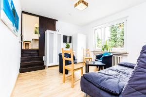 Un dormitorio con una cama y una mesa y sillas. en Apartment Köln Weidenpesch, en Colonia