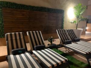 twee stoelen in een woonkamer met planten bij Villa View Candesol con Jacuzzi privado in Puerto de Santiago